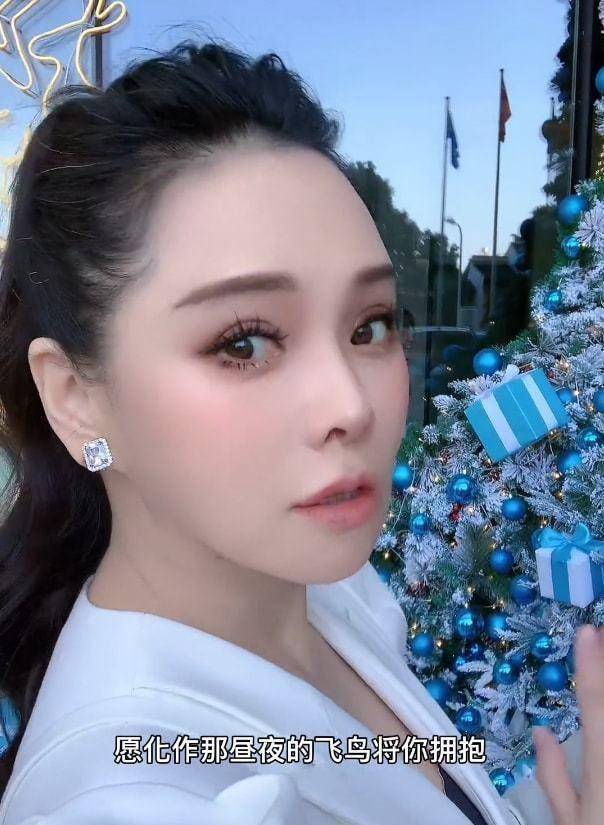 其实伊能静最好且最佳的保养秘诀应该是幸福的家庭吧,自从嫁给老公