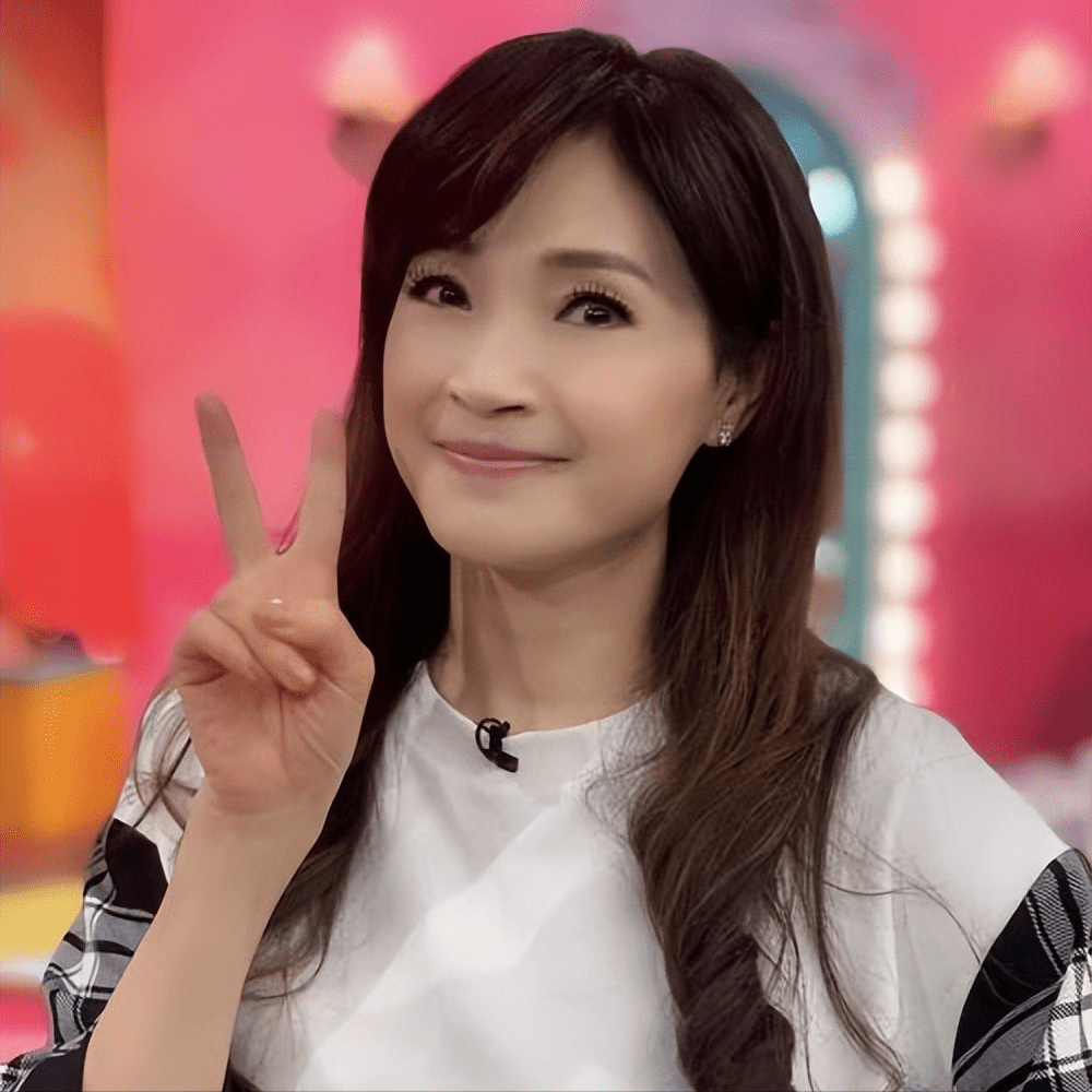 方季惟是中国台湾的一位著名的女歌手,不仅有实力,也很有颜值.