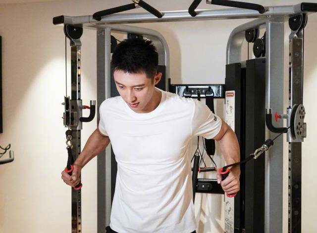 有人说黄景瑜这条肌肉线真的是没得说,圈内健身的男明星并不少,但是