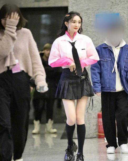 杨幂不能再瘦了,穿瘦腿袜小腿直接成"竹竿"比一旁女生两圈还细_工作