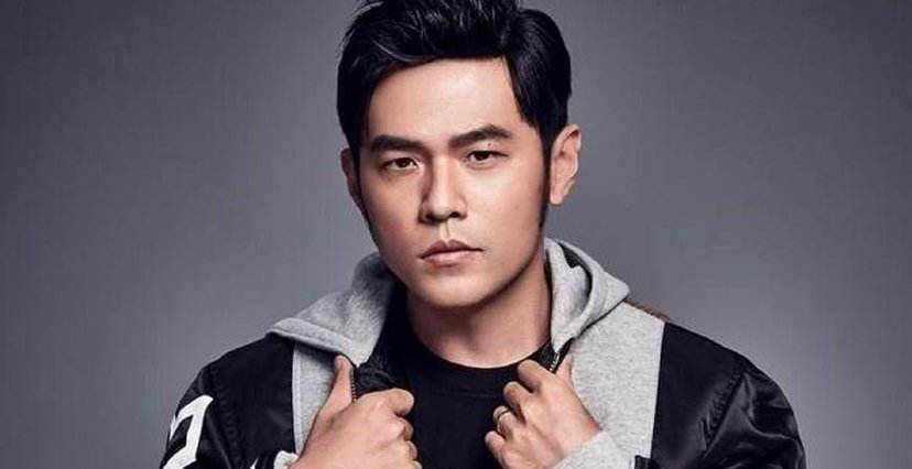 "双j恋"后来在淡江中学上学的时候就开始学习钢琴辅修学习大提琴.