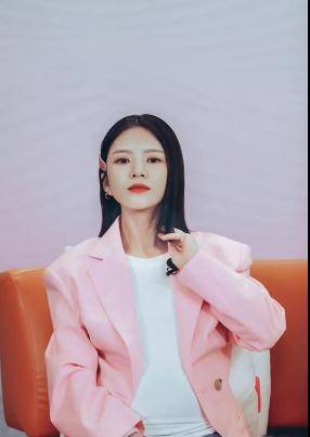 杜淳送老婆大捧玫瑰互动秀恩爱,王灿嘟嘴卖萌似少女,年龄不到34_节目