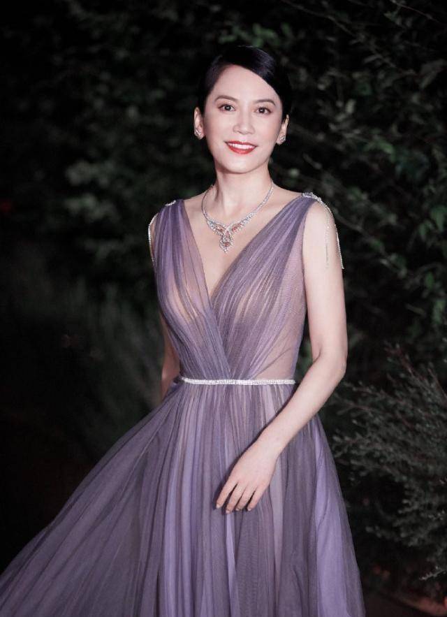 秀美腿不分年龄,48岁俞飞鸿穿超短裤出街,清新淡雅不输少女_设计的