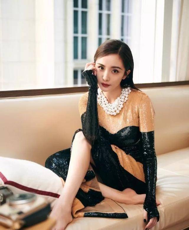 杨幂的神仙颜值,竟然被"脚丫"抢了镜头_高跟鞋_保养_身材