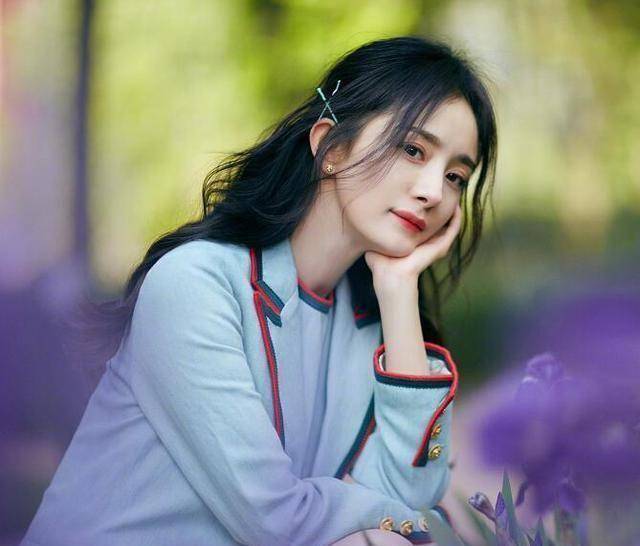 杨幂穿校服化身清纯小妹,大波浪披肩十分减龄,抛媚眼迷倒众人!