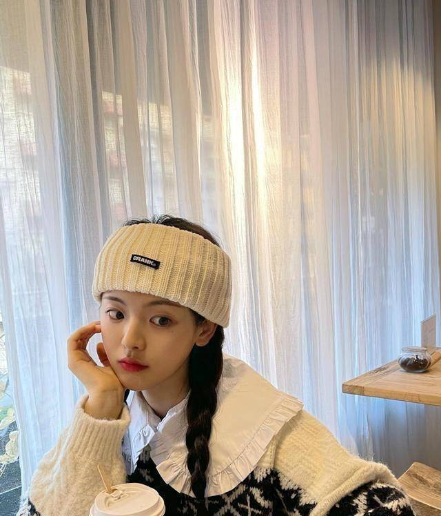 杨超越不愧颜值天花板,针织发带 双麻花辫元气满满,甜美又俏皮_美感