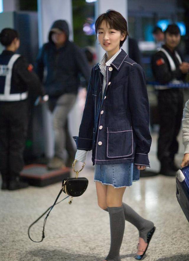 周冬雨拿下三金满贯,衣品潮品也开挂_opporeno_鞋子_海报