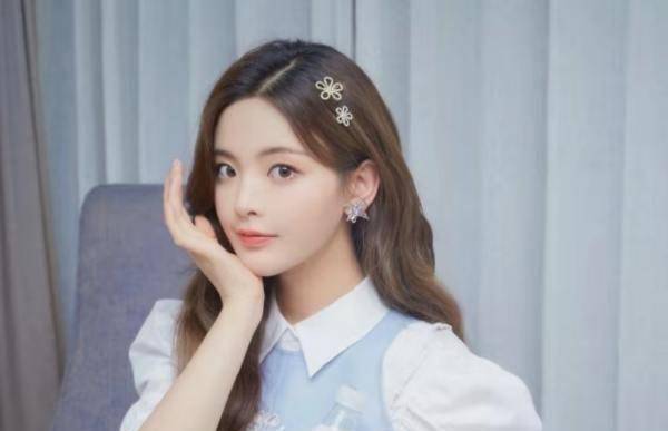 杨超越扎高马尾露挑染发尾,穿牛仔装显青春少女范,为什么她能火起来?