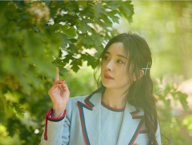 杨幂穿校服化身清纯小妹,大波浪披肩十分减龄,抛媚眼迷倒众人!