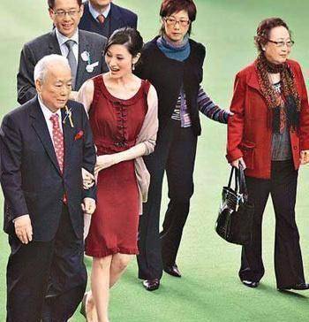 许世勋设灵,许晋亨李嘉欣十指紧扣现身,7岁儿子穿西装亮相_许建彤