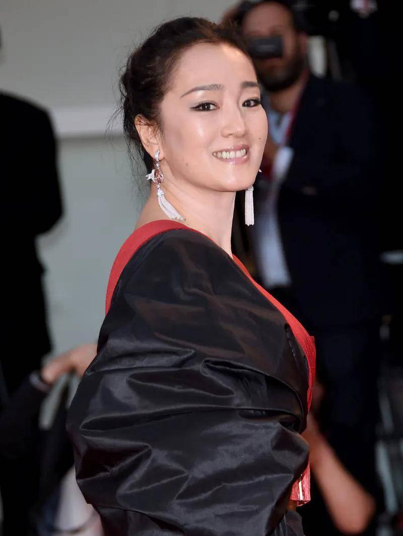 总统访华,74岁老公手提两个行李箱,变身霸气型男_米歇尔_欧洲_老马