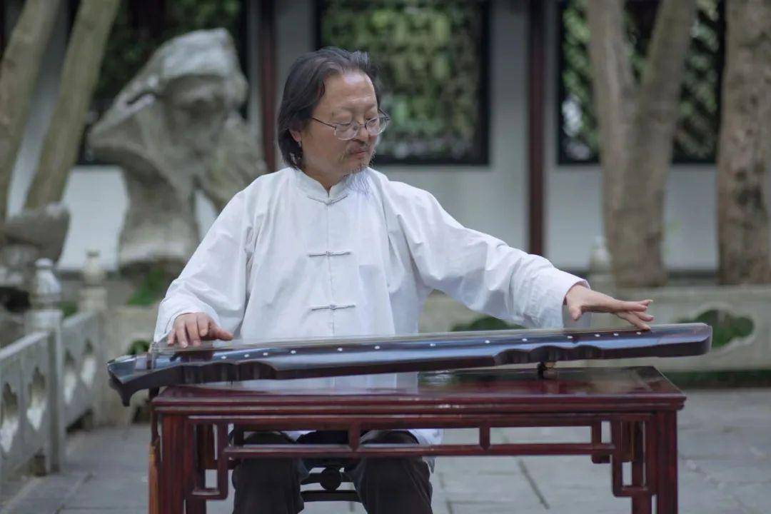 曹华:非物质文化遗产古琴艺术(广陵琴派)江苏省级代表性传承人.