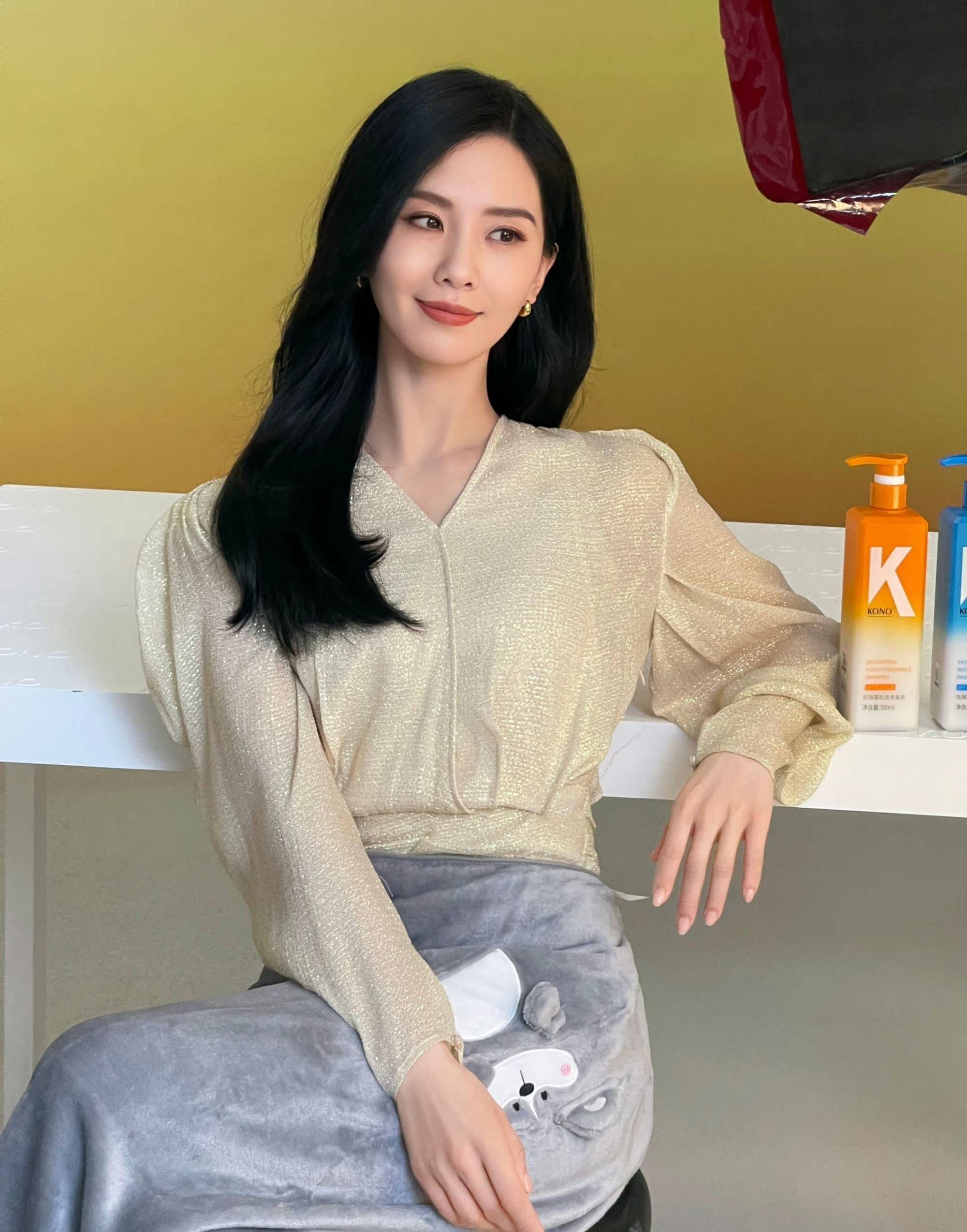 黑发温柔又威严,刘诗诗最新电影花絮尽显女人味与自信!