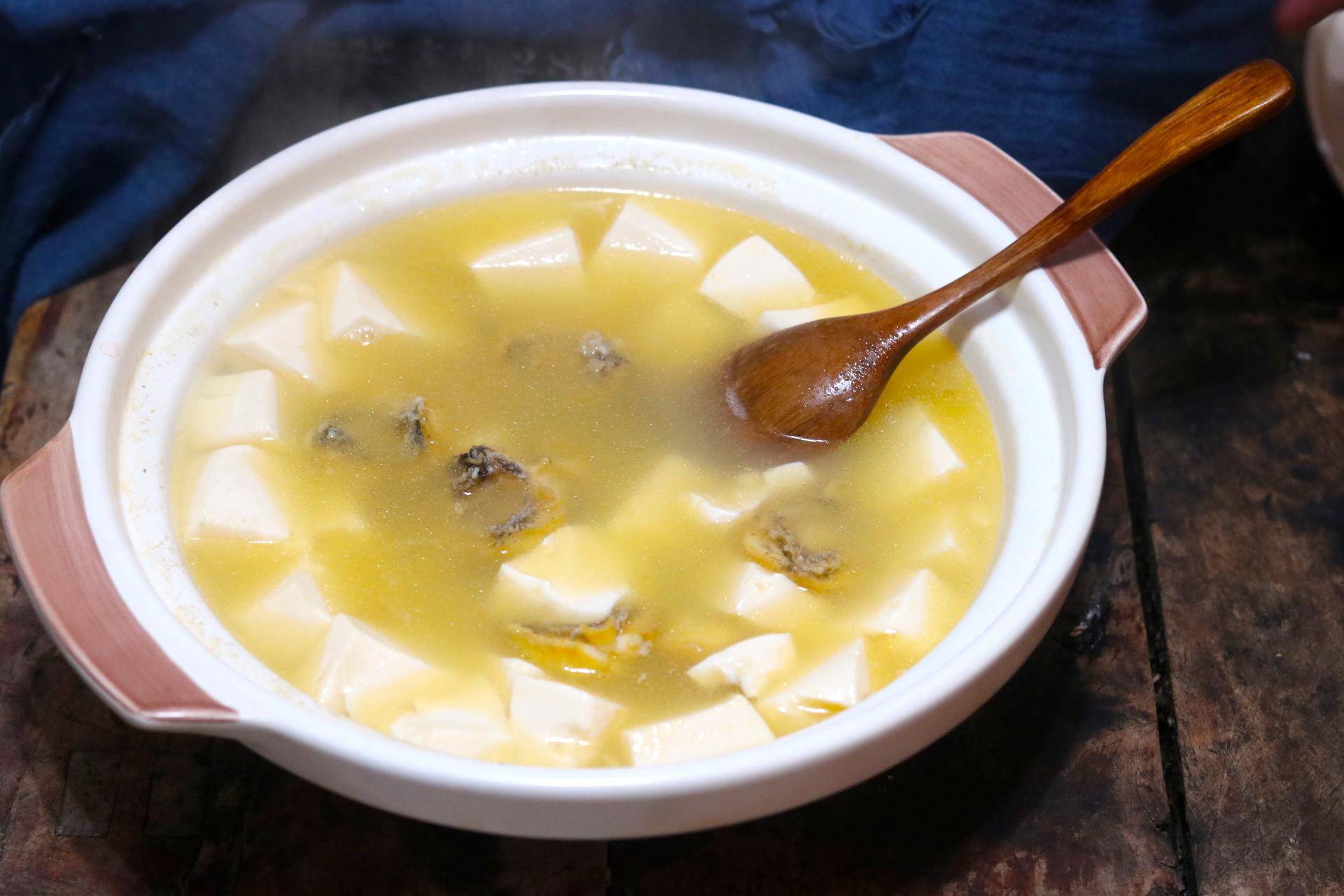 推荐菜谱:【咸蛋黄鲍鱼豆腐羹】所需食材:咸蛋黄,鲍鱼,豆腐,姜片,高汤