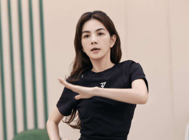 谢娜挑战《她她她》,朱珠说的话充满语言艺术,陈嘉桦却一针见血_舞台