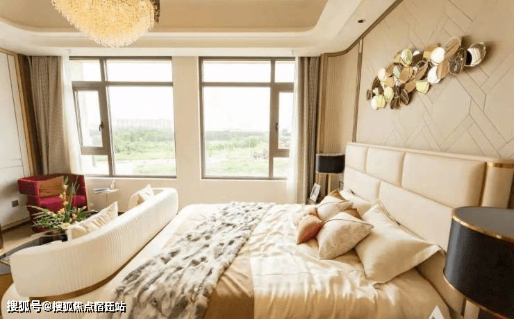 样板间效果图如下:商墅户型图如下:△小区外立面实景图产权车位:约30