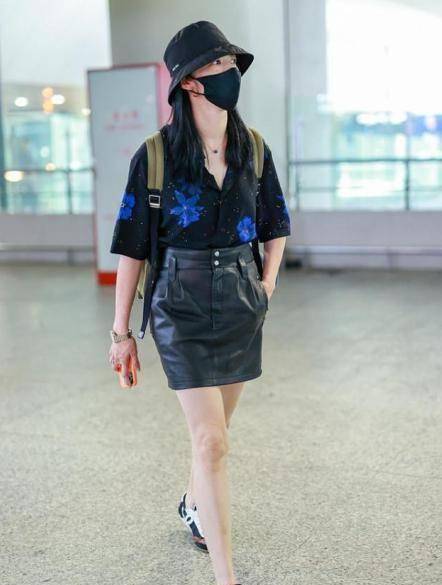 姚晨真有女强人气质,西装配超短裤扮"下衣失踪",大长腿太惹眼_黑色