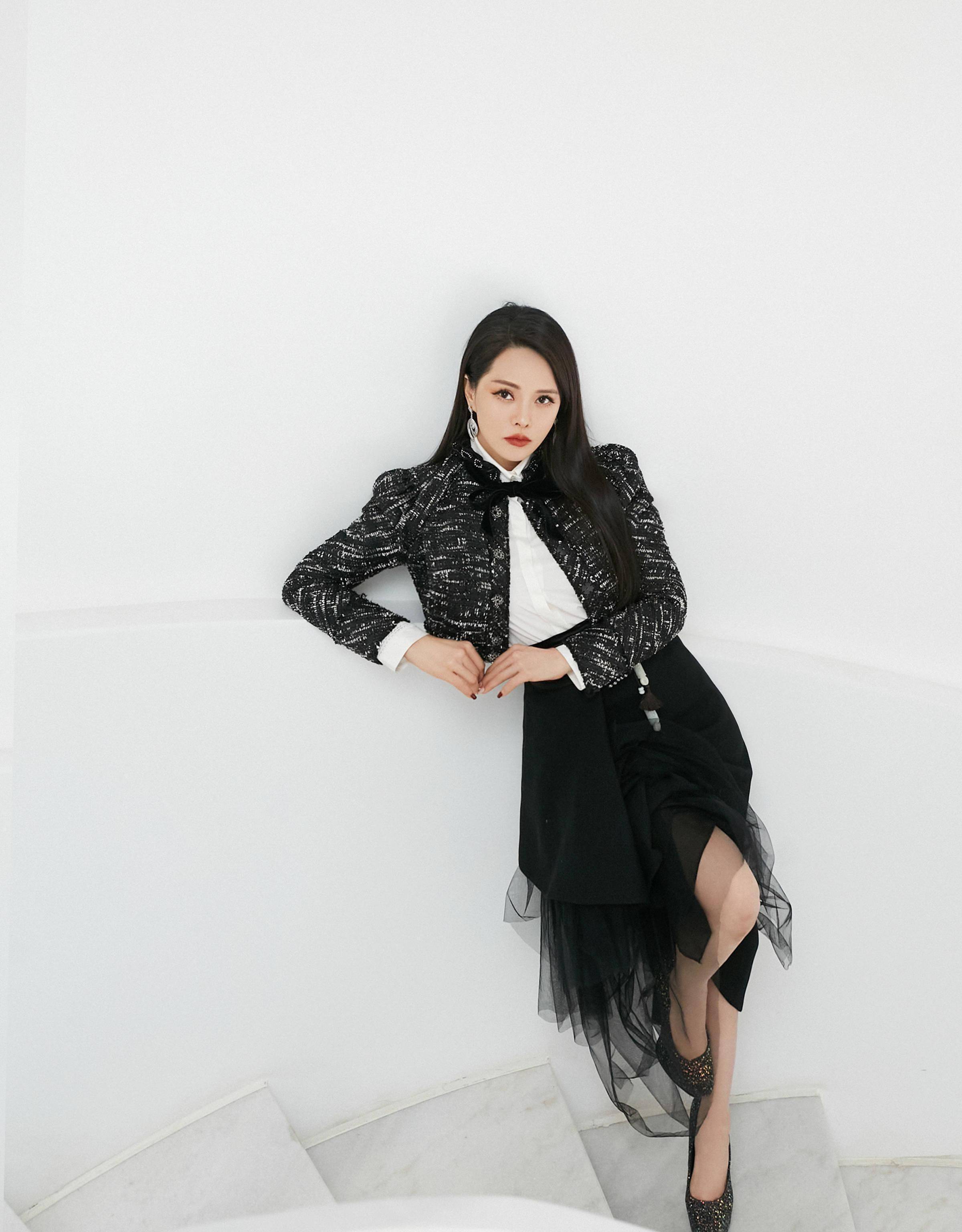 伊能静这样的白肤色如同少女一般白皙,嫩滑,自然就给人满满的少女滤镜