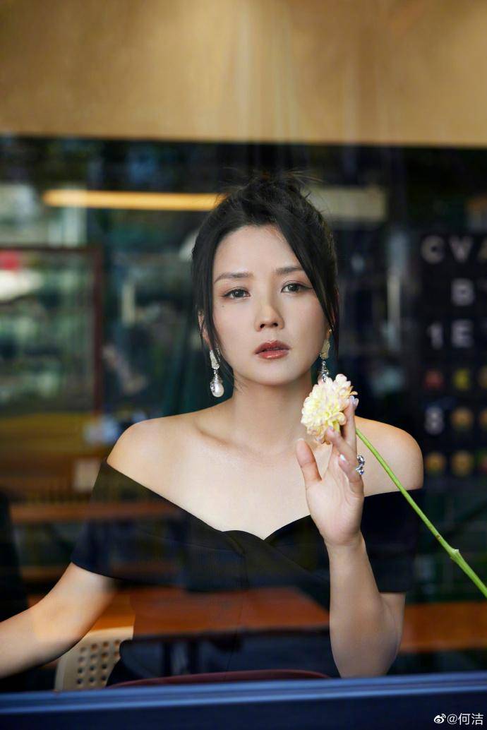 近照中,她消瘦不少,锁骨坑更是出镜的小蛮腰_减肥_照片_美得