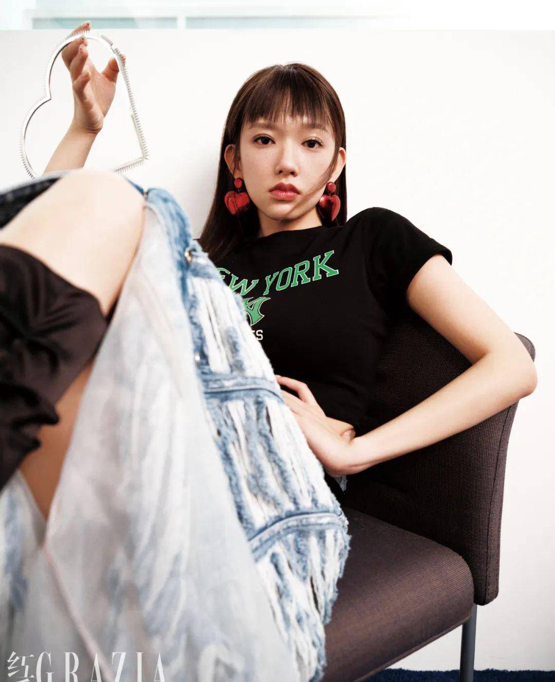 程潇以时尚身材登上《红秀》封面:上半身去游泳,下半身去逛街_印花