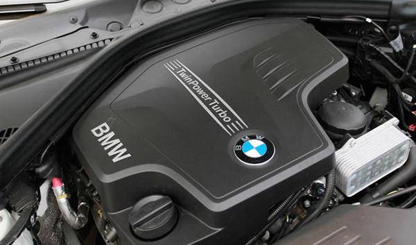 在车身侧面,华晨中华v9线条个性平直,密辐式轮圈,凸显其豪华suv风范.