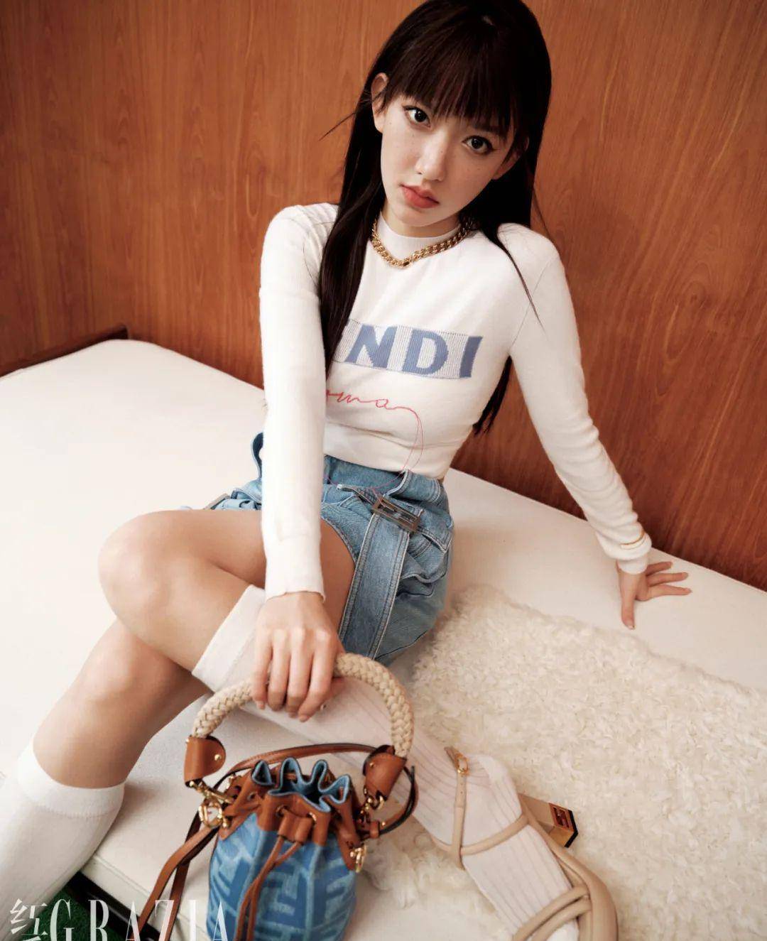 程潇以时尚身材登上《红秀》封面:上半身去游泳,下半身去逛街_印花