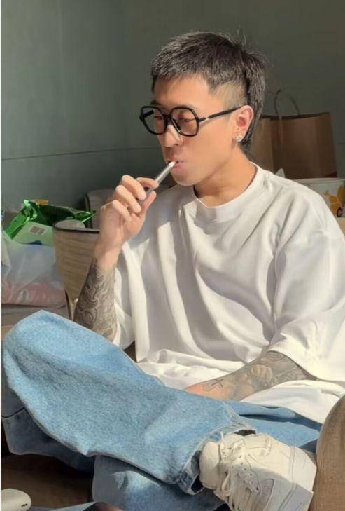 秦奋罕见回来,与人谈项目表情高冷,香港豪宅首次曝光_好朋友_网友_李