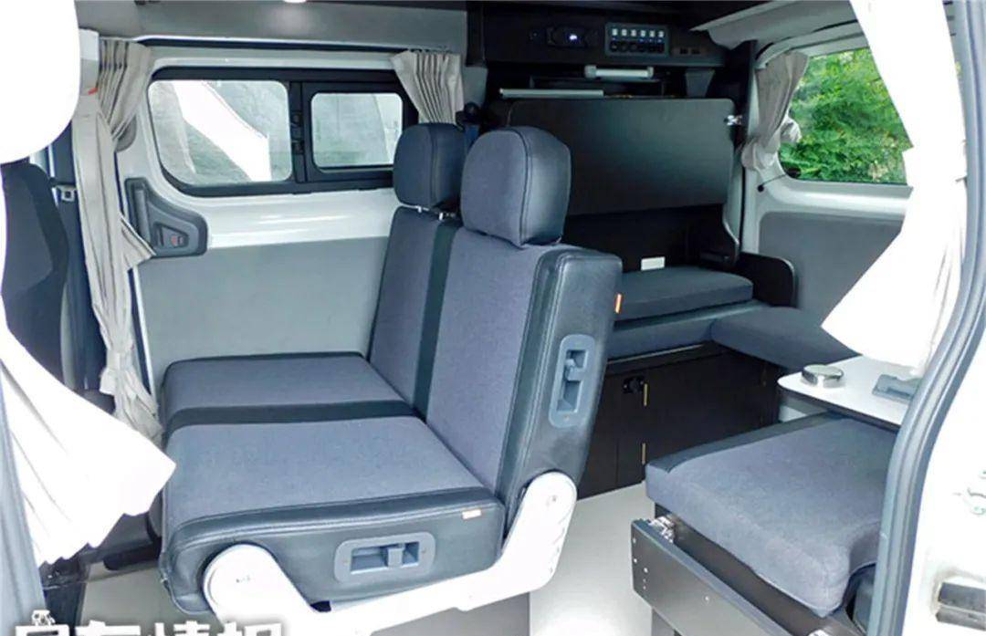 日产nv200露营床车,小巧精致可坐4人,周末旅行能睡觉和朋友聚餐_搜狐