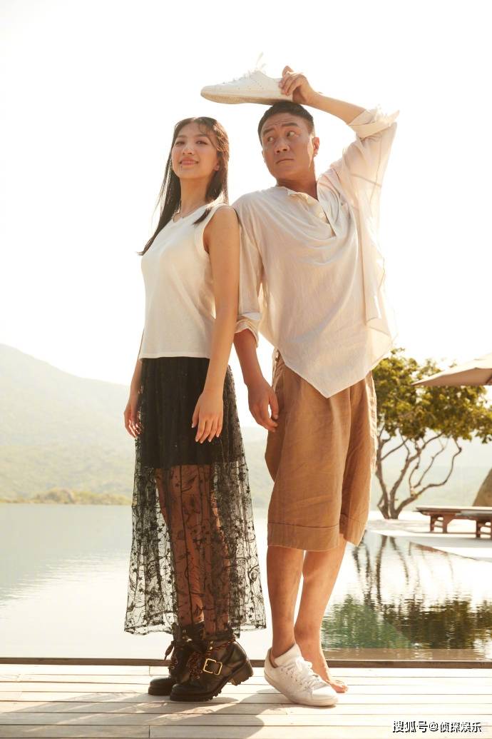 胡军父亲节晒儿女,九儿颜值高像妈妈,14岁康康又高又帅像爸爸_卢芳