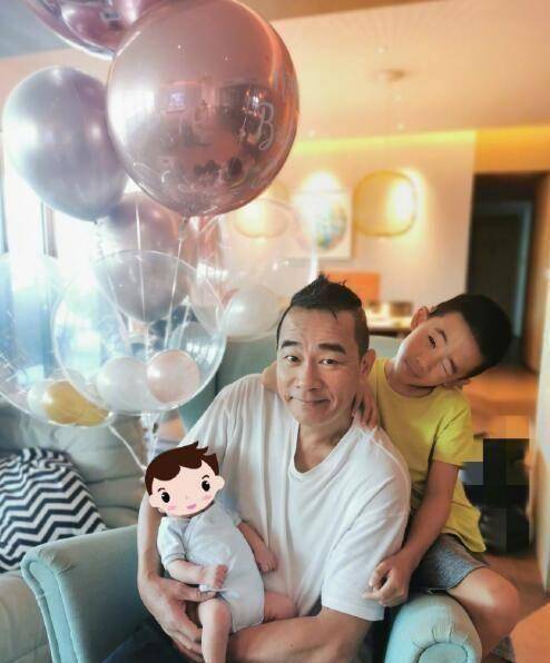 一家四口好幸福,应采儿晒父子三人合照,jasper表情亮了_陈小春_性格