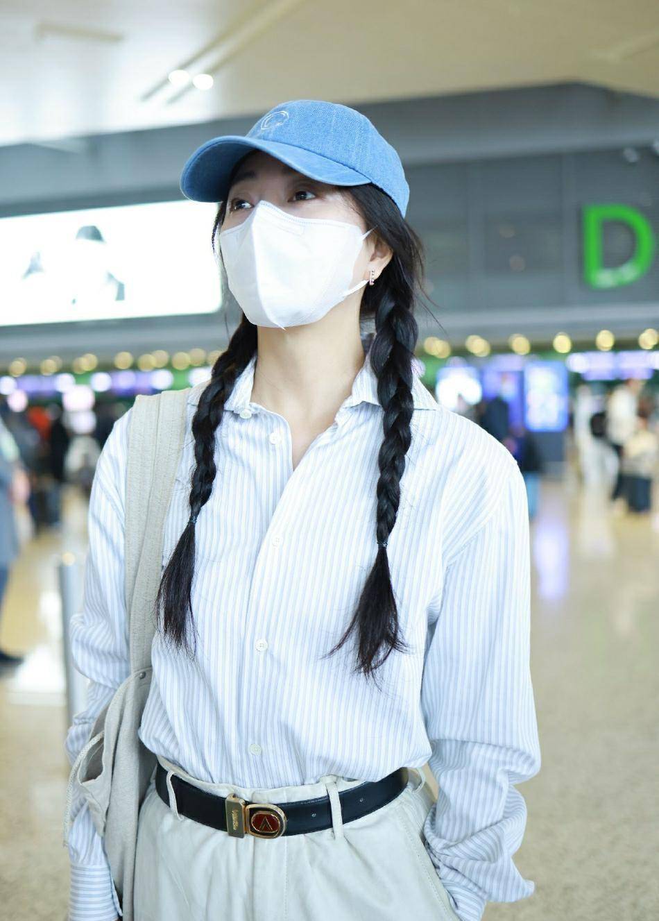 殷桃现身机场,身穿带辫子的条纹衬衫,时髦又减龄_时尚_造型_休闲