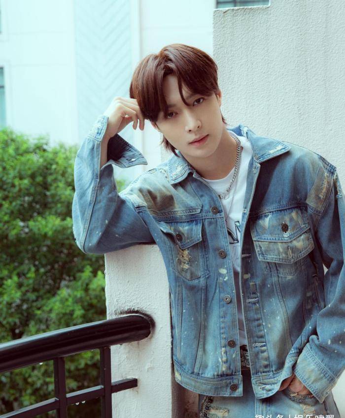 但是剩下的"大哥"和"二哥"按年龄来说只能是韩庚和刘宪华的,他又不能