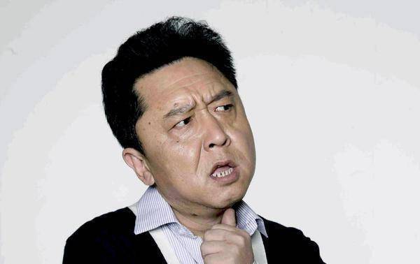 于谦一开始是和当时著名的相声演员一起学习相声,那就是当时的泰斗