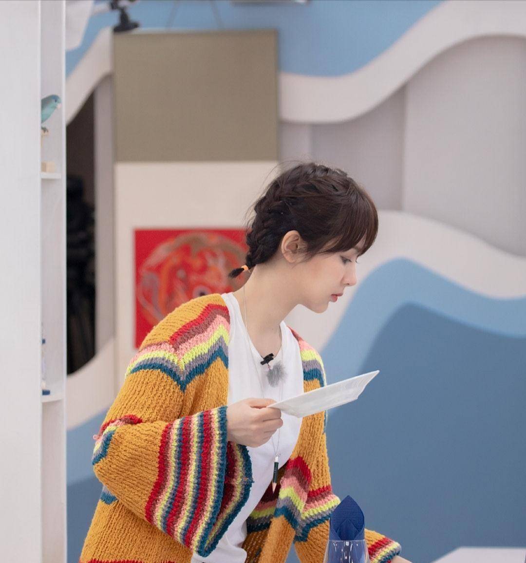 杨紫《中餐厅》穿搭开挂了,印花衬衫配阔腿裤丸子头,美得不敢认_整体