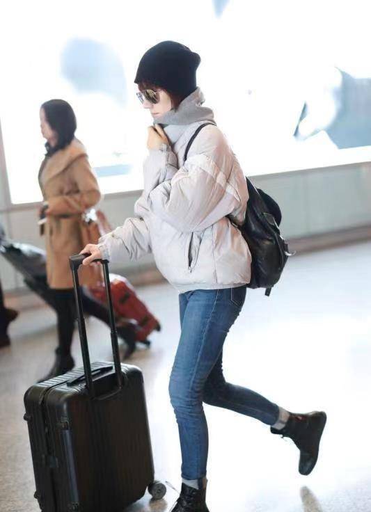 袁泉不愧是气质女神,穿羽绒服搭配牛仔裤,基础款也能穿出时髦感_时尚