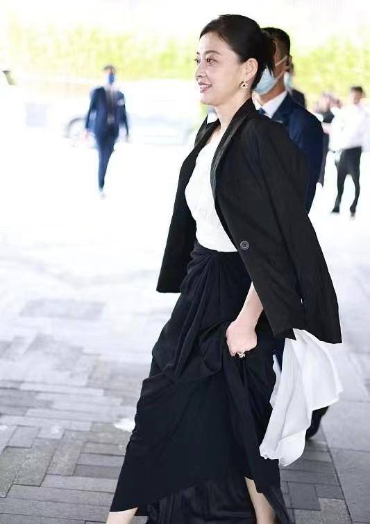 梅婷同框倪萍，两人五官气质好像啊，梅婷脸上长痘眼神强势有气场-梅婷和倪萍越来越像了