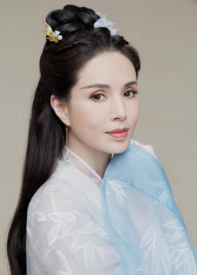 爷青回,李若彤穿古装再扮"小龙女",54岁姑姑优雅老去,真难得_造型