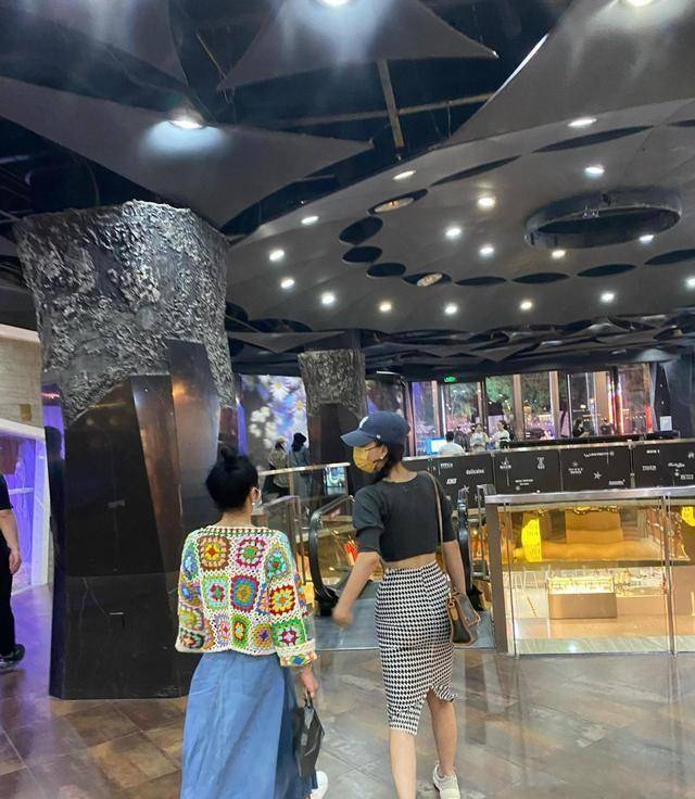 殷桃出门逛街被偶遇,42岁穿修身半身裙,背影像少女看着真年轻_时尚