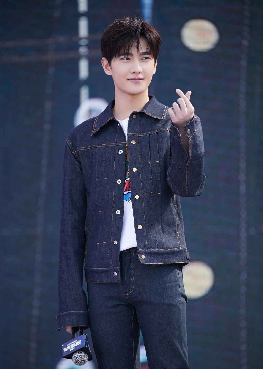 杨洋一改往日风格!冲锋衣 白t恤霸气外露,这"寸头"也是绝了