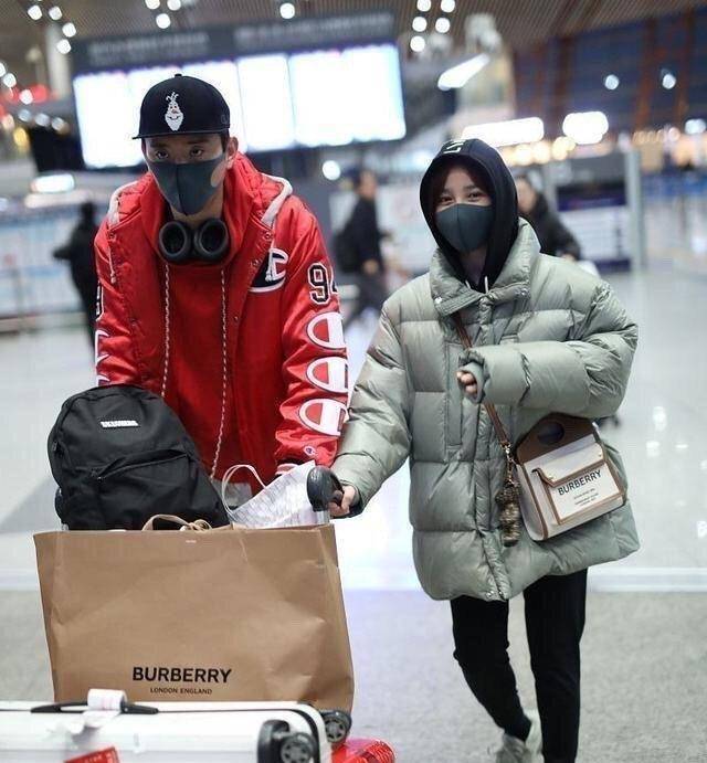 于小彤和大5岁女友走机场,女友穿棉服好娇俏可爱,看不出年龄差_陈小