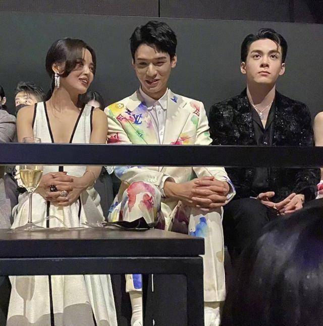 李现看到她的马丁靴后,默默给她点赞_赵丽颖_礼服_倪妮