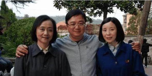 27岁出道,凭借《渴望》走红,恋爱39年,儿子如今是知名导演_黄梅莹