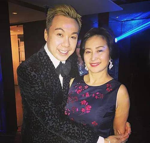 为王祖贤砸崩牙驹场子,结果被14k围攻,成龙求谁出手救他一命?