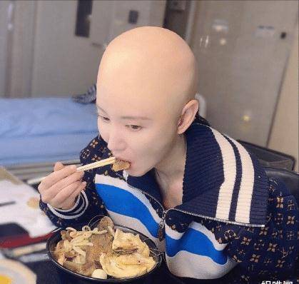 张萌分享片场照,大胆尝试光头造型亮人眼,样子莫名撞脸娄艺潇_头套