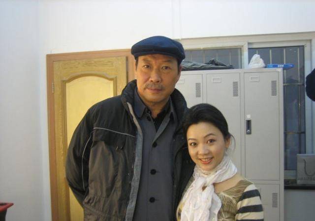 如今,他与妻子恩爱牵手将近四十载,每当提到他家乡的