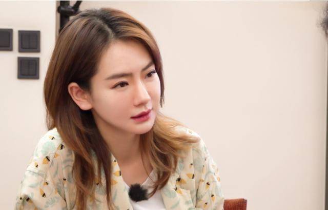 有种"真实"叫戚薇,早上起床素颜亮相,满脸油光都无惧镜头_节目_性格