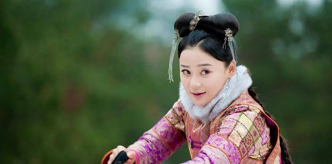 袁姗姗一瘸一拐现身机场,感慨"没办法",受伤也得拍戏_时候_脚伤_视频