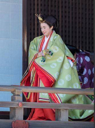 即位以来,雅子还曾穿过十二单礼服陪丈夫祭拜雅子皇后因为自身骨架大