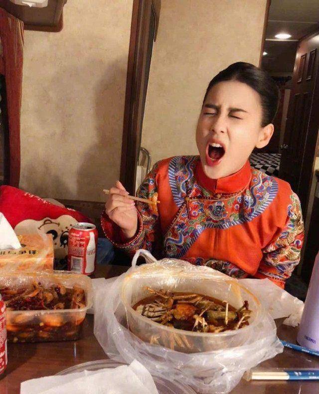 不知道是不是香辣蟹太辣了,黄圣依吃到"动情处",表情简直可以用"狰狞"