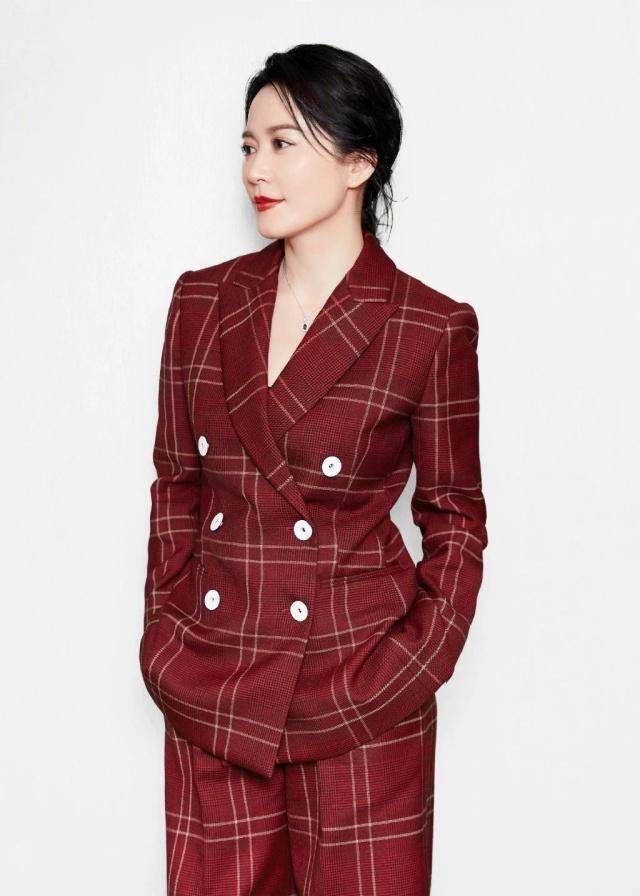 俞飞鸿的脸正在逆龄生长,48岁的她,穿上裙子比少女还年轻!